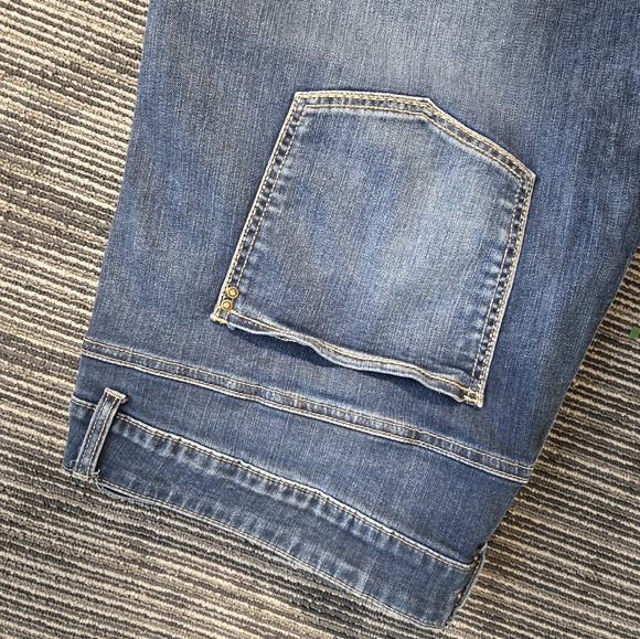 Maurices Crop Non-Distressed - Picture 2 of 5